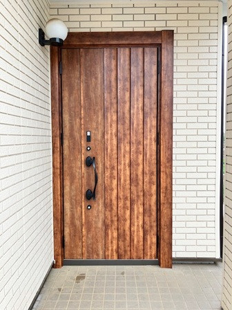 相川スリーエフ 八街店の【八街市】木を感じる玄関で防犯対策もの施工後の写真1