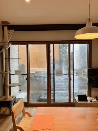 相川スリーエフ 八街店の【八街市】リビングの大きな４枚建ての窓にもインプラスの施工後の写真2