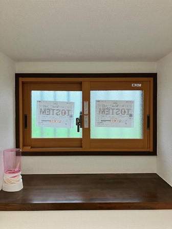 相川スリーエフ 八街店の【八街市】リビングの大きな４枚建ての窓にもインプラスの施工後の写真3