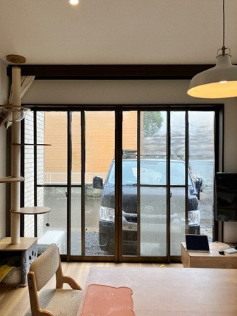 相川スリーエフ 八街店の【八街市】リビングの大きな４枚建ての窓にもインプラスの施工前の写真2