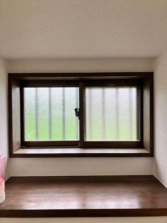 相川スリーエフ 八街店の【八街市】リビングの大きな４枚建ての窓にもインプラスの施工前の写真3