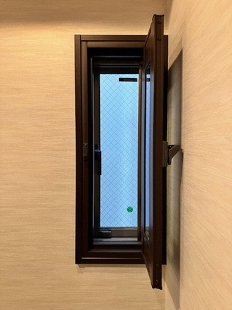 相川スリーエフ 八街店の【東京都】縦すべりの開き窓にもインプラスは施工できます♪の施工後の写真2