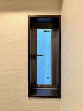 相川スリーエフ 八街店の【東京都】縦すべりの開き窓にもインプラスは施工できます♪の施工前の写真2