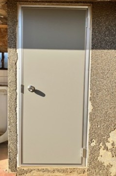 相川スリーエフ 八街店の屋外のドアも交換しますの施工後の写真1