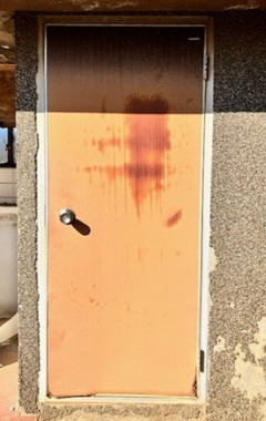 相川スリーエフ 八街店の屋外のドアも交換しますの施工前の写真1