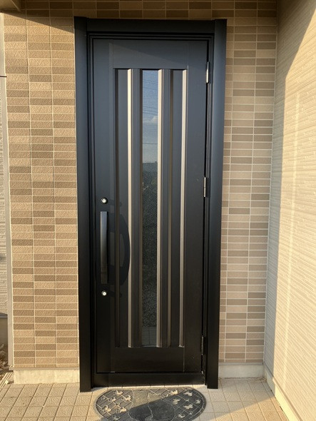 相川スリーエフ 八街店の玄関ドアは変えたい。でも外観イメージはそのままにの施工後の写真1