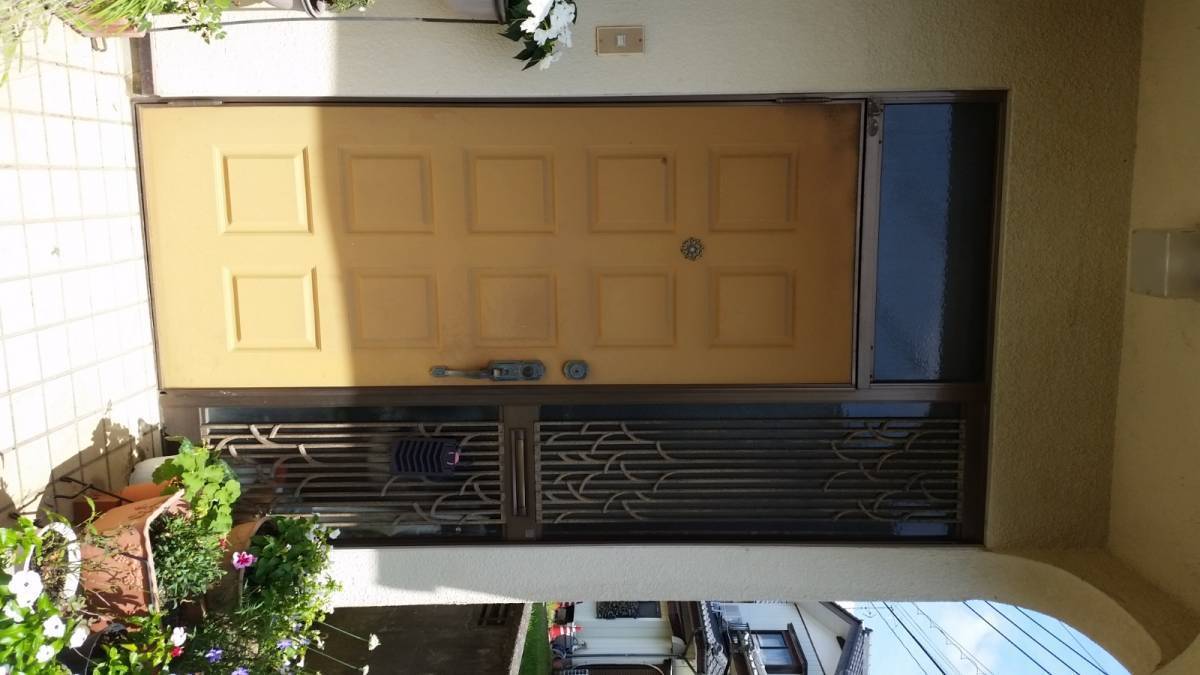 相川スリーエフ 北総支店の玄関ドアの施工前の写真1