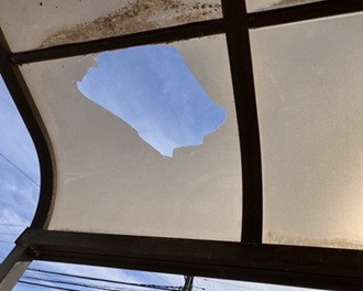 相川スリーエフ 八街店の【八街市】破損したテラスの屋根修理もお任せください🎵の施工前の写真2