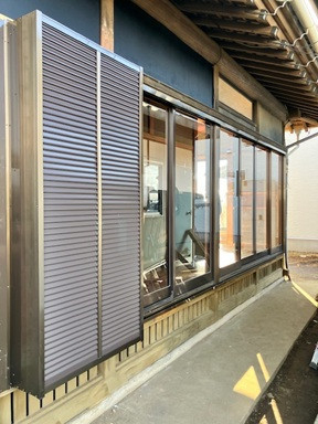 相川スリーエフ 八街店の【八街市】木製雨戸から快適なルーバータイプの雨戸へ！防犯対策にも災害対策にも！の施工後の写真3