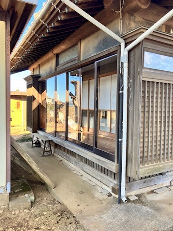 相川スリーエフ 八街店の【八街市】木製雨戸から快適なルーバータイプの雨戸へ！防犯対策にも災害対策にも！の施工前の写真1