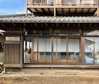 相川スリーエフ 八街店の【八街市】木製雨戸から快適なルーバータイプの雨戸へ！防犯対策にも災害対策にも！の施工前の写真2