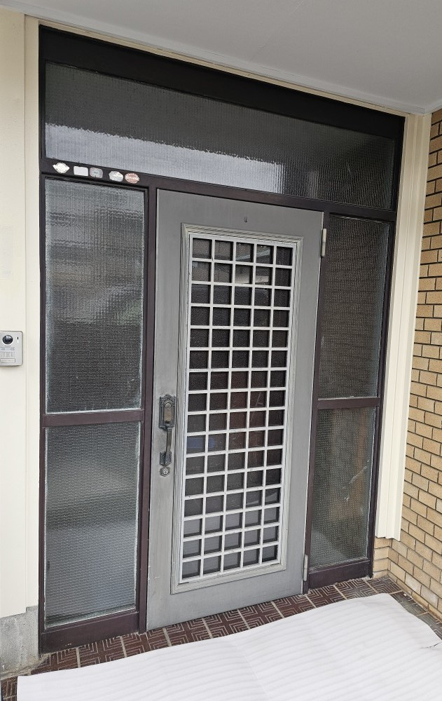 ワタナベガラスの玄関ドア交換工事の施工前の写真1