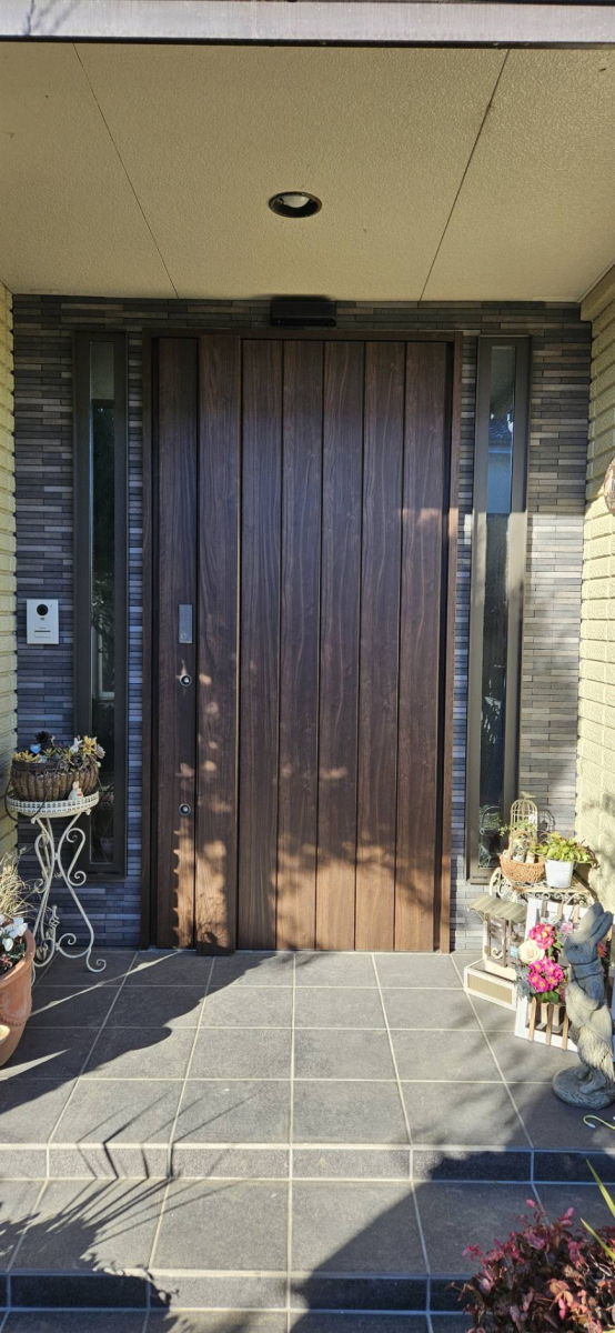 トヨタトーヨー住器のLIXIL　高級玄関ドア　XE　シームレスモデルの施工後の写真1