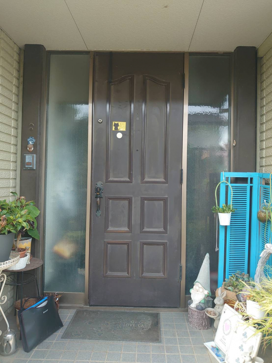 トヨタトーヨー住器のLIXIL　高級玄関ドア　XE　シームレスモデルの施工前の写真1