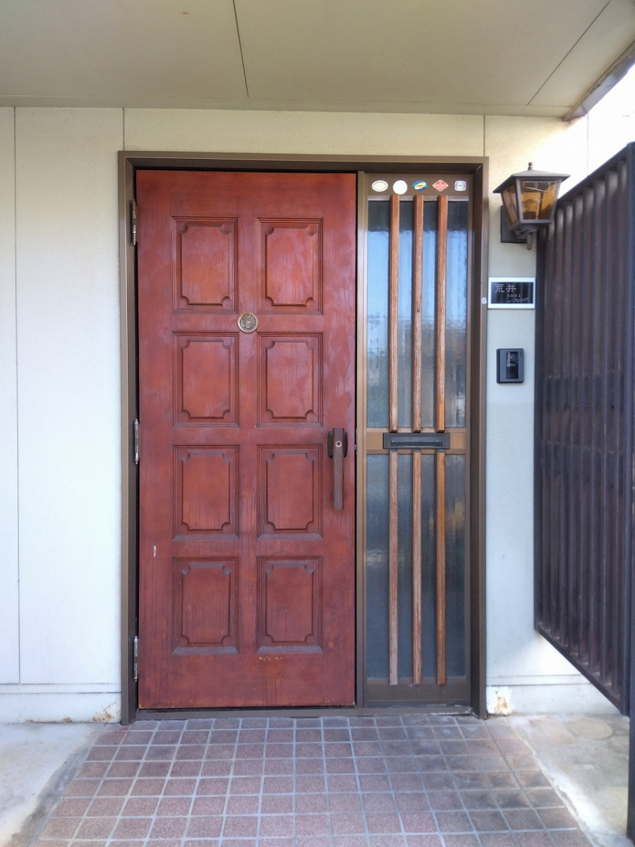 トヨタトーヨー住器の1Dayリフォーム　玄関ドア　リシェント入替工事の施工前の写真1