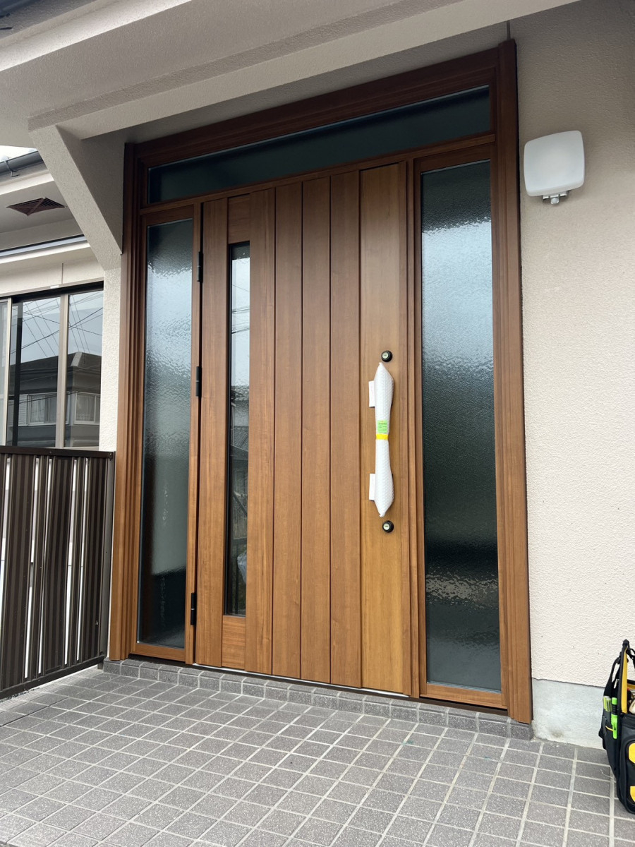 ドアLABOの和風引戸から現代風ドアへの施工後の写真1