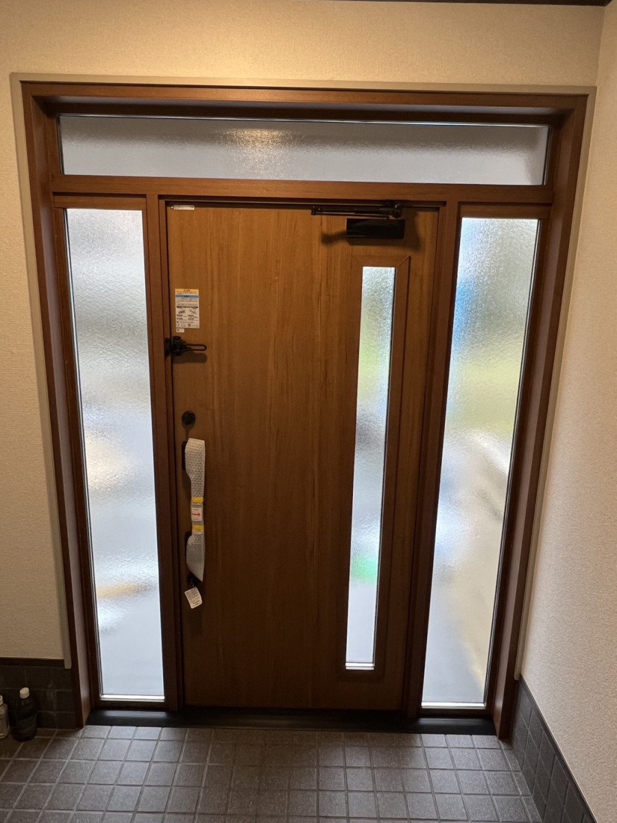 ドアLABOの和風引戸から現代風ドアへの施工後の写真2