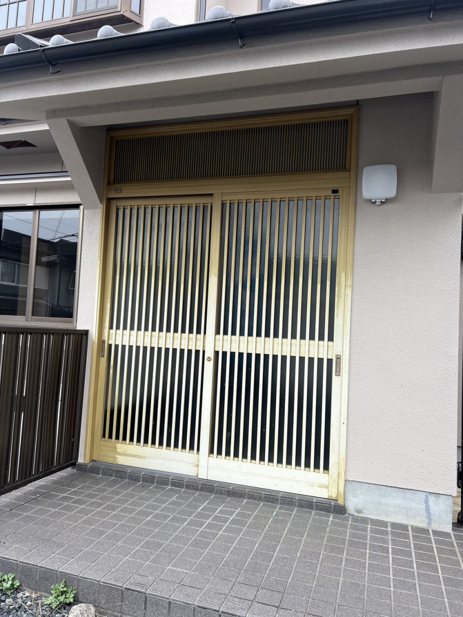 ドアLABOの和風引戸から現代風ドアへの施工前の写真1