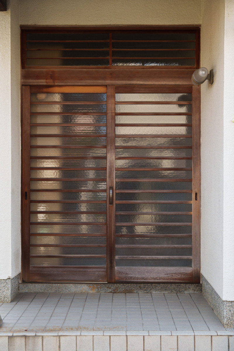 ドアLABOの玄関引戸の施工前の写真1