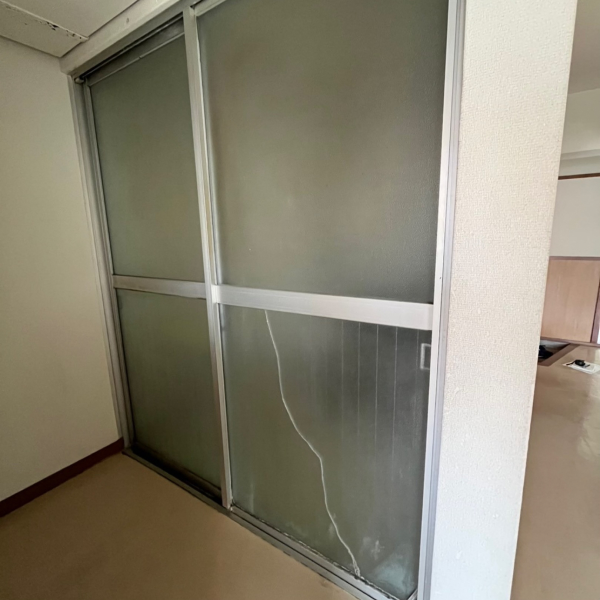 エスエヌジー高松のガラスの割れ替えの施工前の写真1