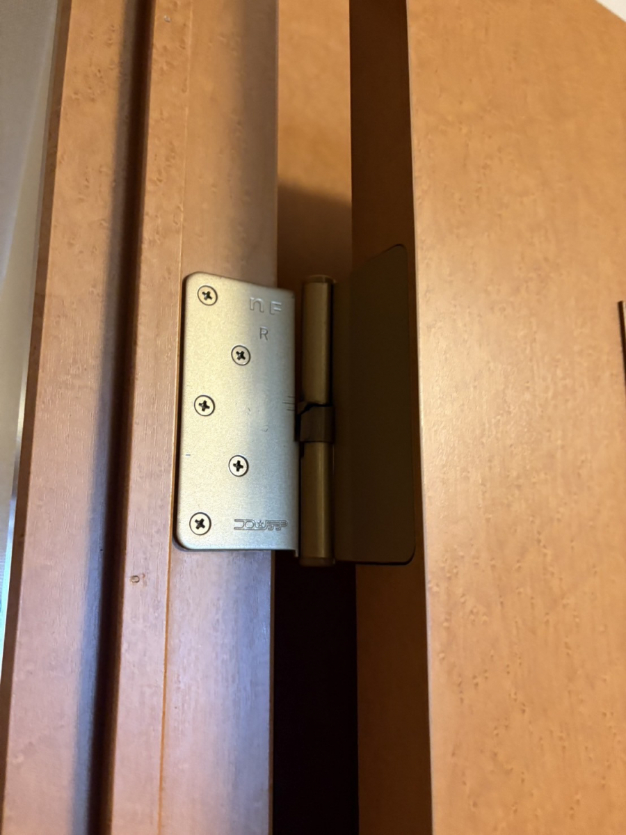 エスエヌジー高松の丁番交換の施工前の写真1