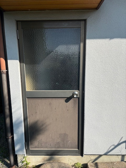 エスエヌジー高松の勝手口ドア交換の施工前の写真1