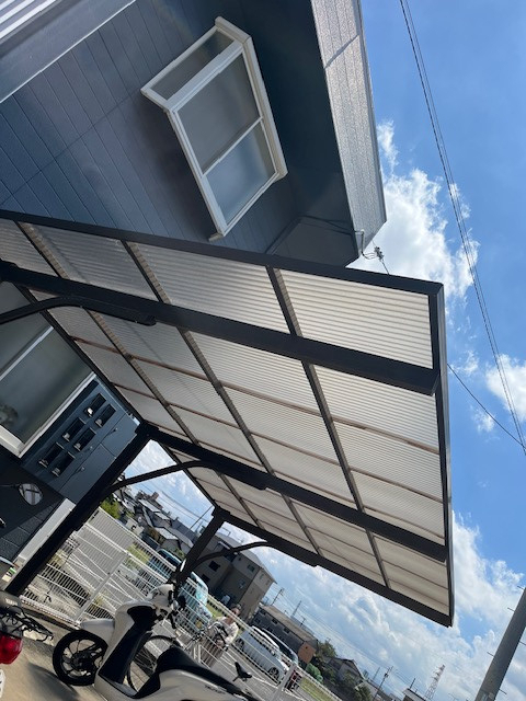 エスエヌジー高松の自転車置き場の屋根を交換の施工前の写真1