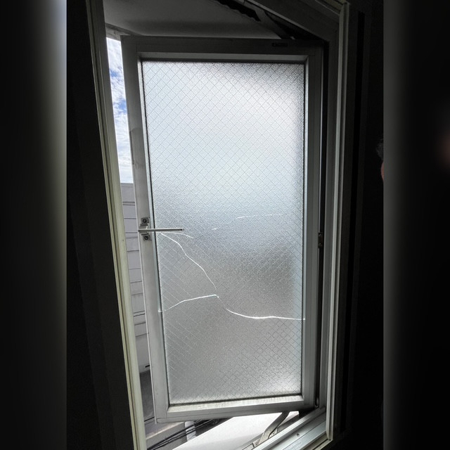 エスエヌジー高松の【高松市】ガラスの割れ替え　安全・安心のスピード施工の施工前の写真1