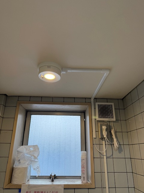エスエヌジー高松の【高松市】暗かったトイレに照明を取付、明るく快適にの施工後の写真1