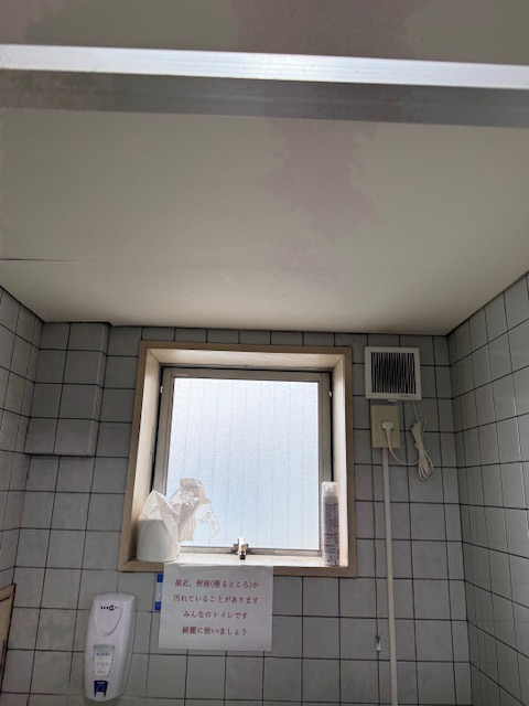 エスエヌジー高松の【高松市】暗かったトイレに照明を取付、明るく快適にの施工前の写真1