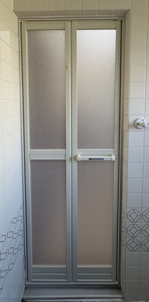 エスエヌジー高松の【高松市】浴室ドアを折れ戸に交換の施工後の写真1