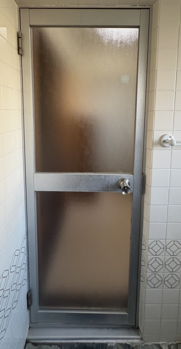 エスエヌジー高松の【高松市】浴室ドアを折れ戸に交換の施工前の写真1