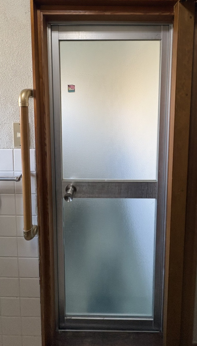 エスエヌジー高松の【高松市】浴室ドアを折れ戸に交換の施工前の写真2