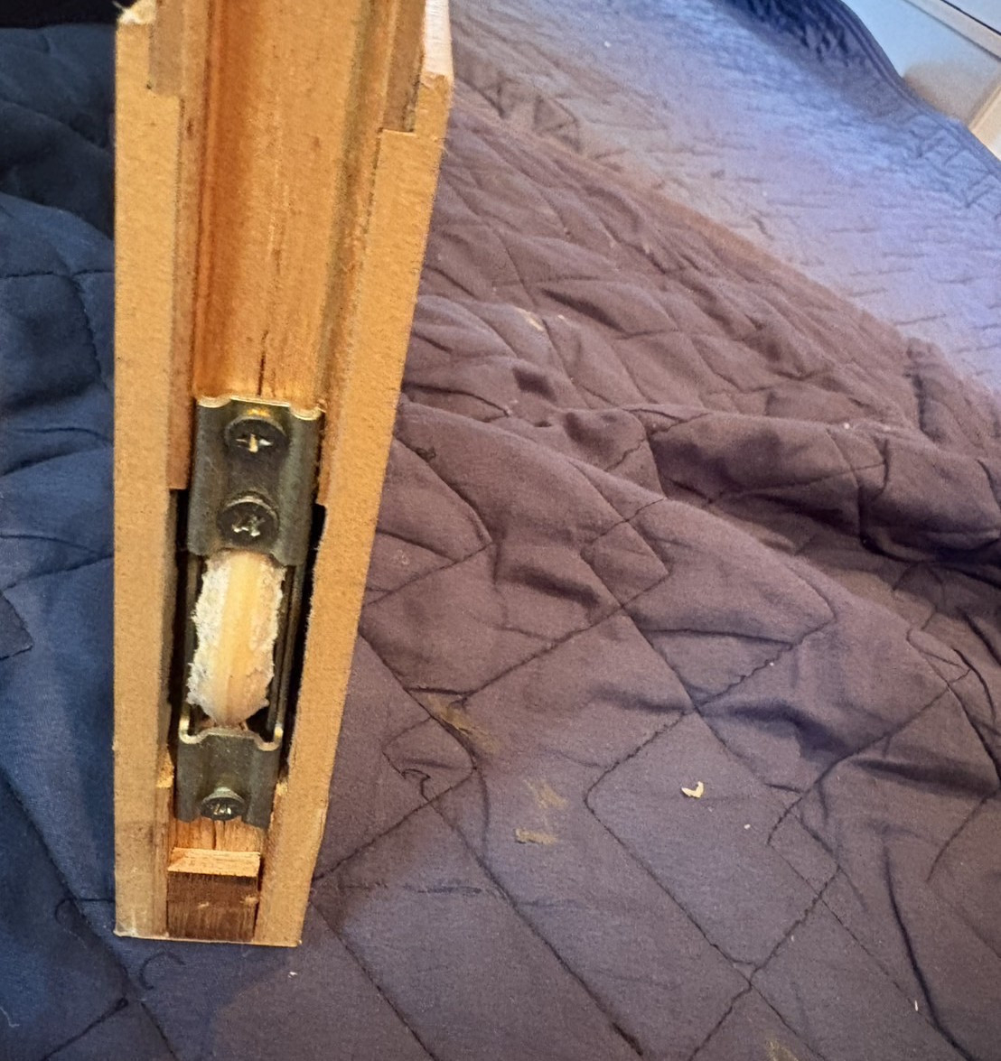 エスエヌジー高松の【高松市】動きの悪い室内引戸の戸車を交換の施工前の写真1