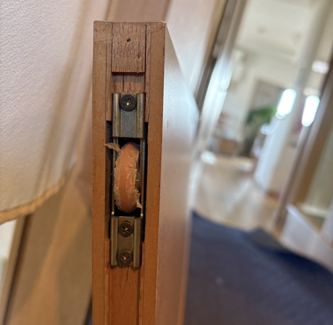 エスエヌジー高松の【高松市】動きの悪い室内引戸の戸車を交換の施工前の写真3