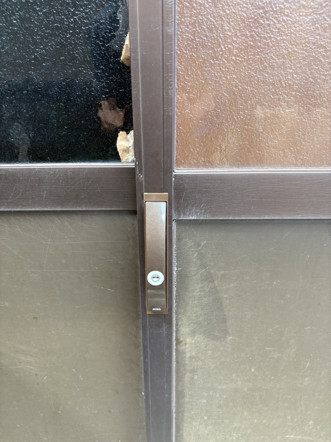 エスエヌジー高松の【高松市】玄関引戸 動きが悪くなったなったカギを交換の施工後の写真1