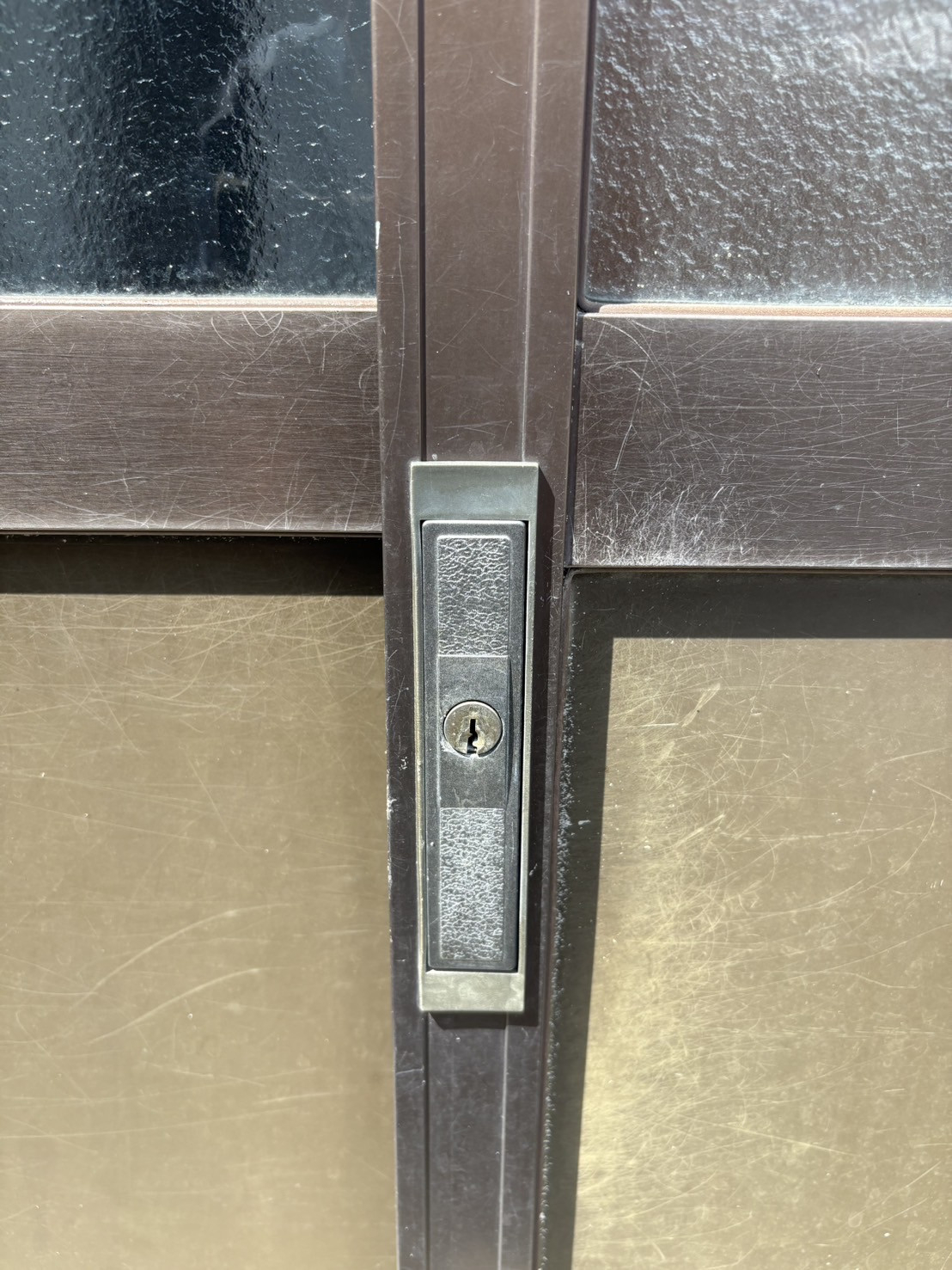 エスエヌジー高松の【高松市】玄関引戸 動きが悪くなったなったカギを交換の施工前の写真1