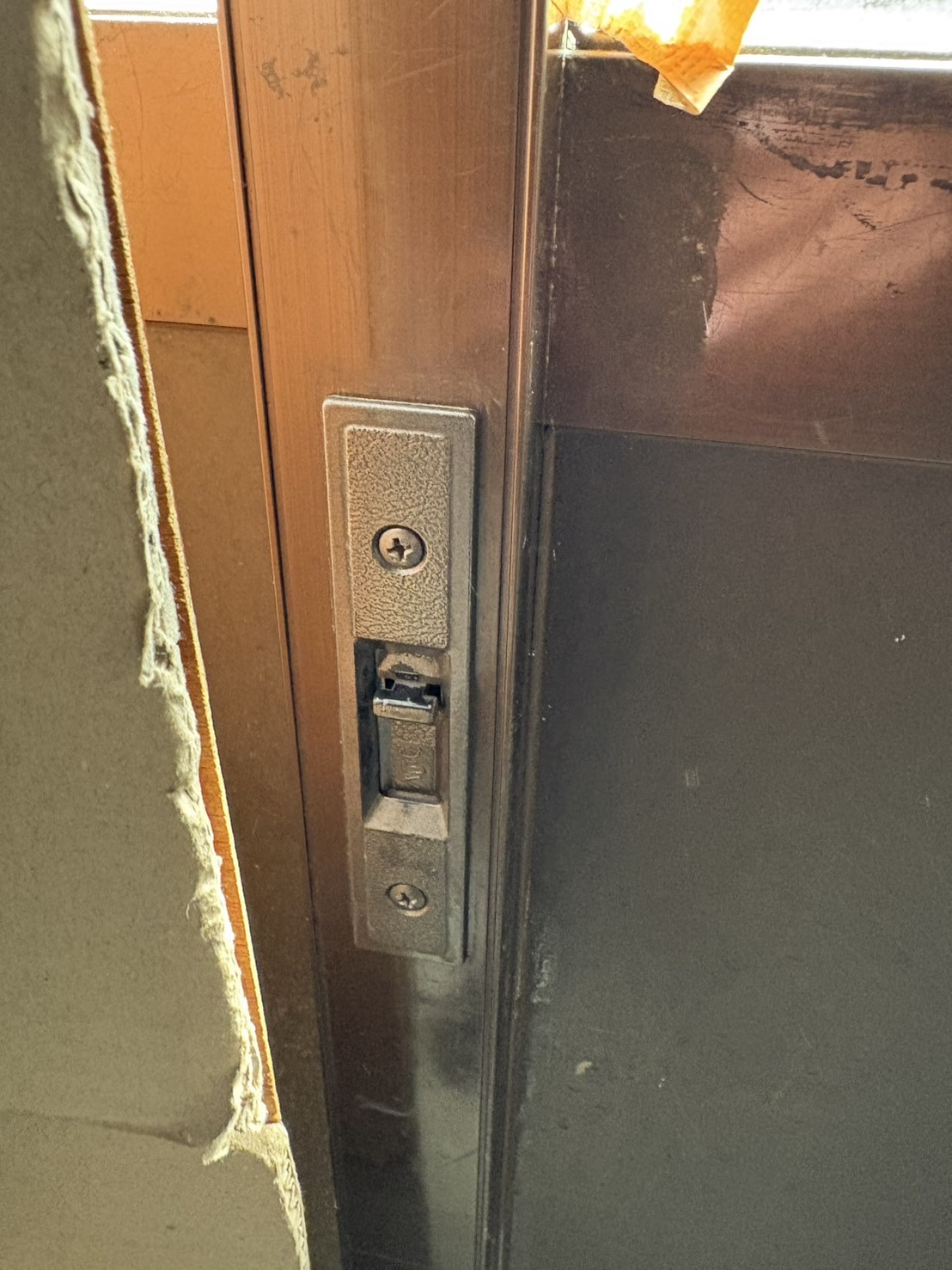 エスエヌジー高松の【高松市】玄関引戸 動きが悪くなったなったカギを交換の施工前の写真2