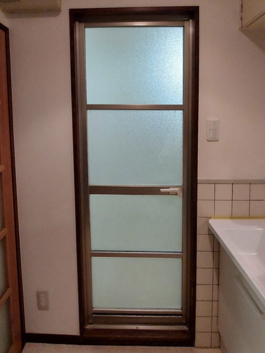 エスエヌジー高松の【高松市】閉まらなくなった浴室ドアを交換の施工前の写真1