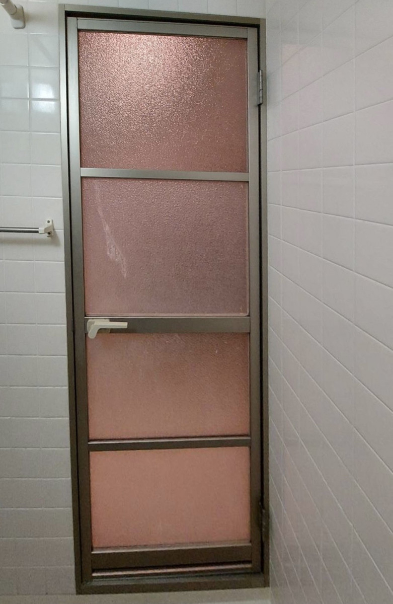 エスエヌジー高松の【高松市】閉まらなくなった浴室ドアを交換の施工前の写真2