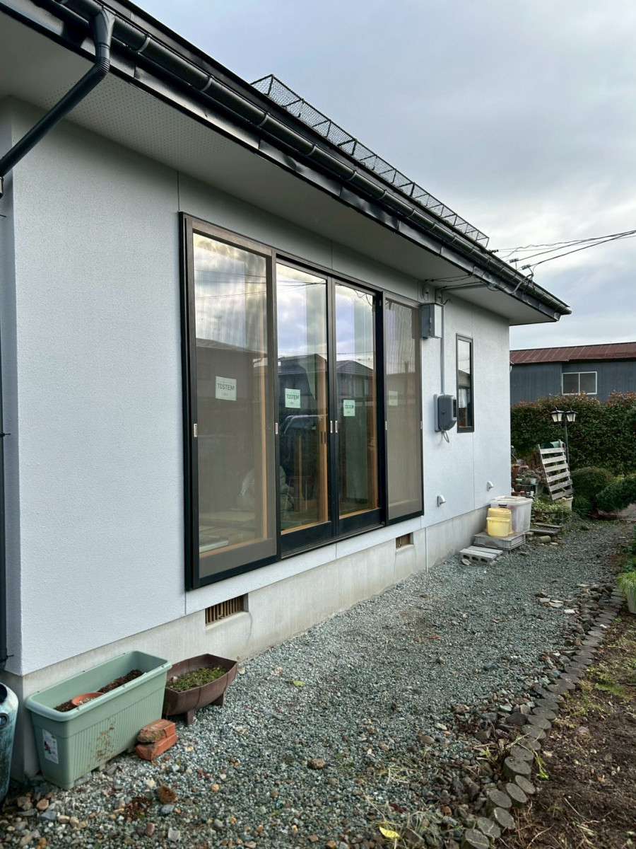 鈴木窓建の【山形市】雨の日も安心して洗濯物が干せる！サニージュ設置の施工事例｜鈴木窓建の施工前の写真1