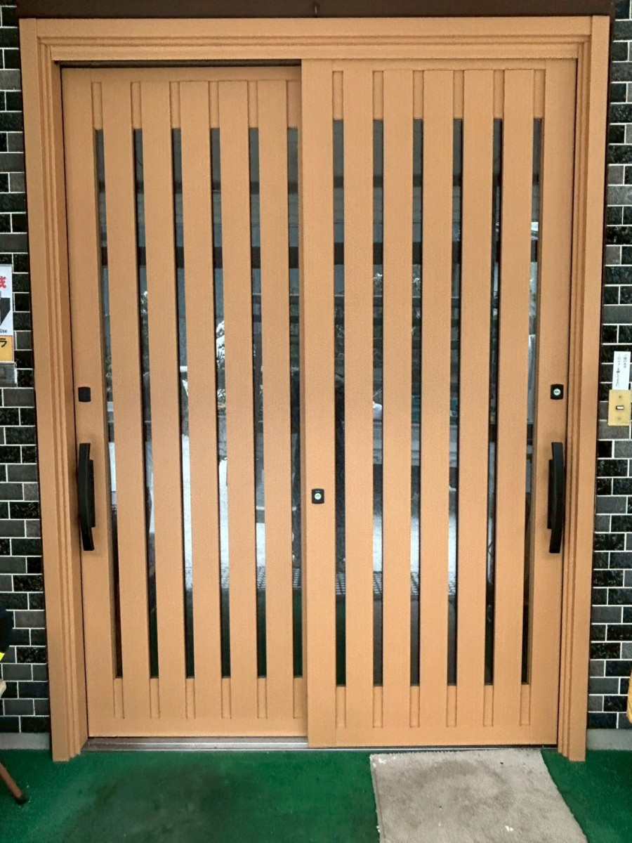 鈴木窓建の【山形市】玄関の断熱・防音性能を向上！リシェント施工事例｜鈴木窓建の施工後の写真1