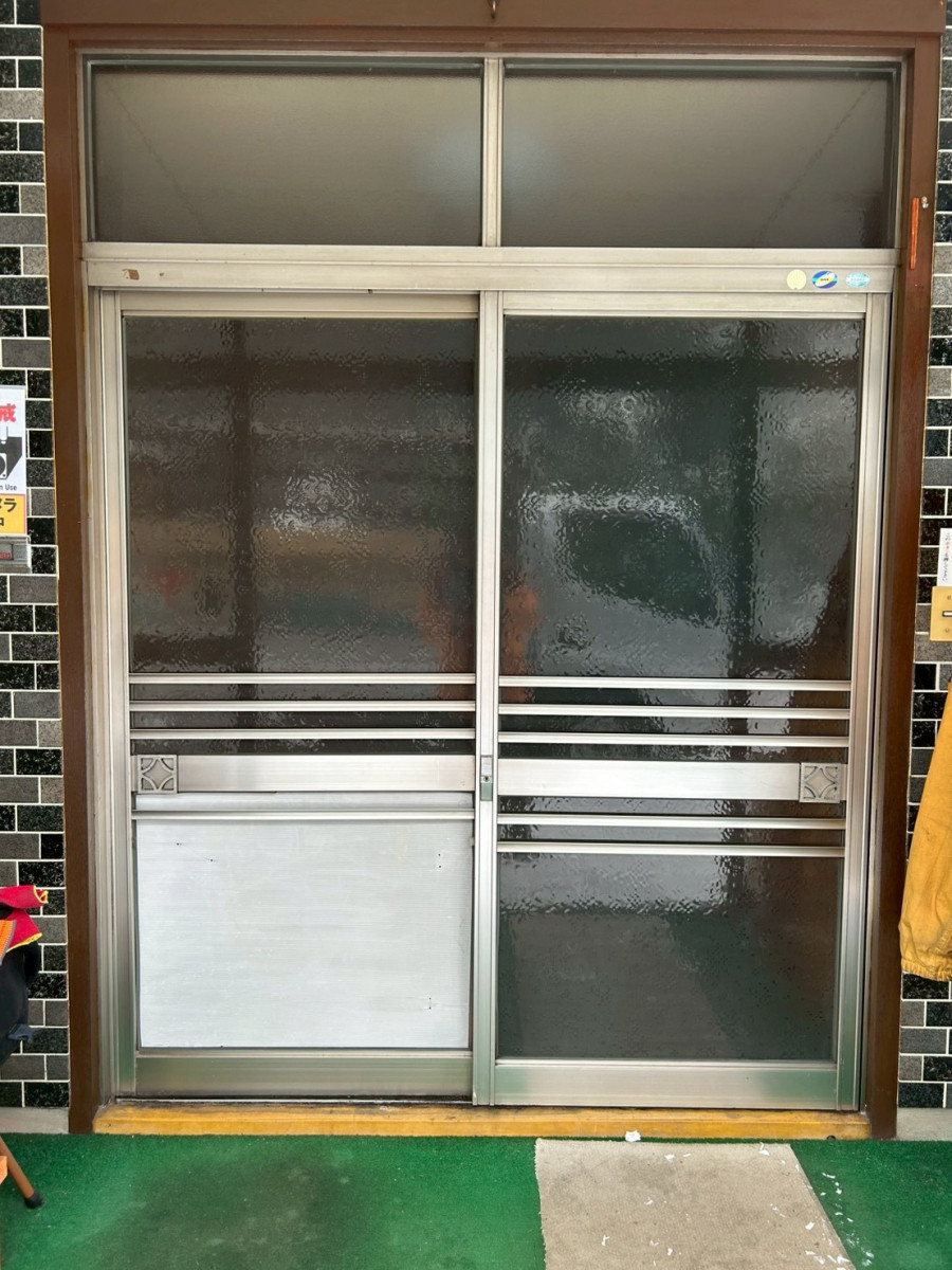 鈴木窓建の【山形市】玄関の断熱・防音性能を向上！リシェント施工事例｜鈴木窓建の施工前の写真1