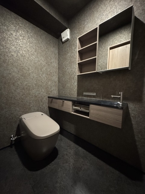 藤田硝子店のシックでホテルライクなトイレリフォームはいかがですか？の施工後の写真1