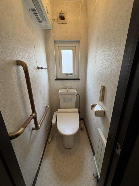 藤田硝子店のシックでホテルライクなトイレリフォームはいかがですか？の施工前の写真1