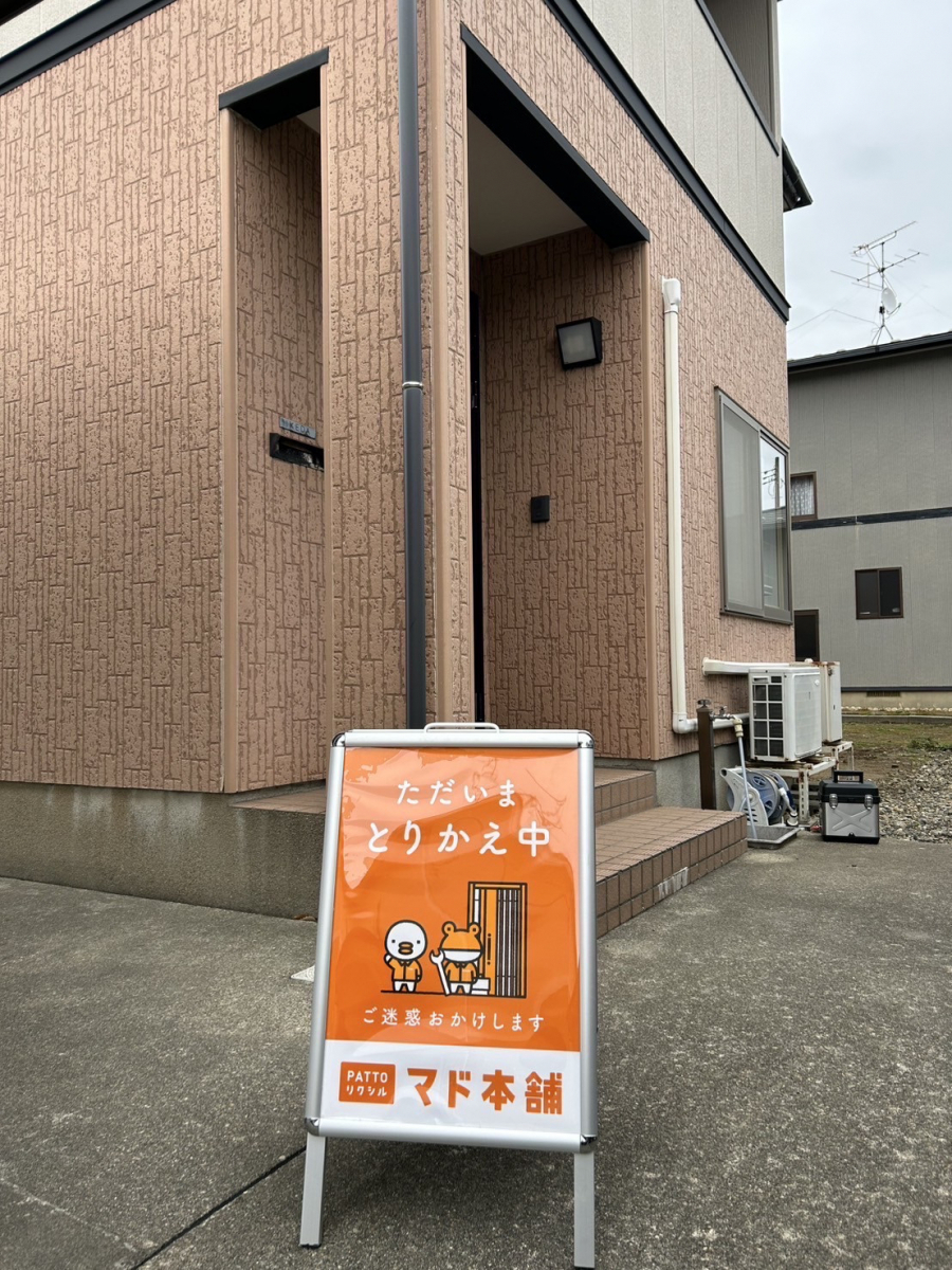 石川住器の風除室設置工事の施工前の写真1
