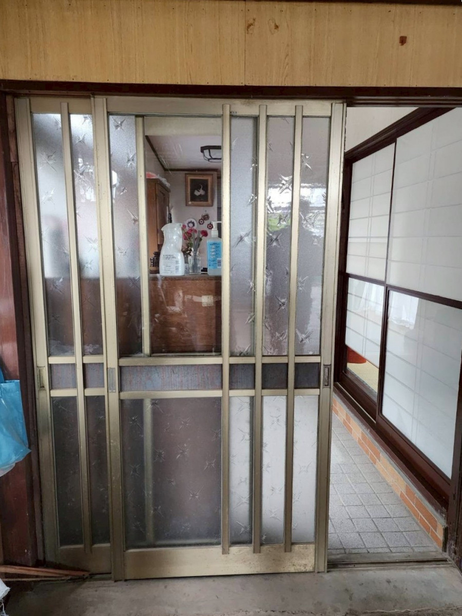 石川住器の✨玄関引戸入替工事✨の施工前の写真1