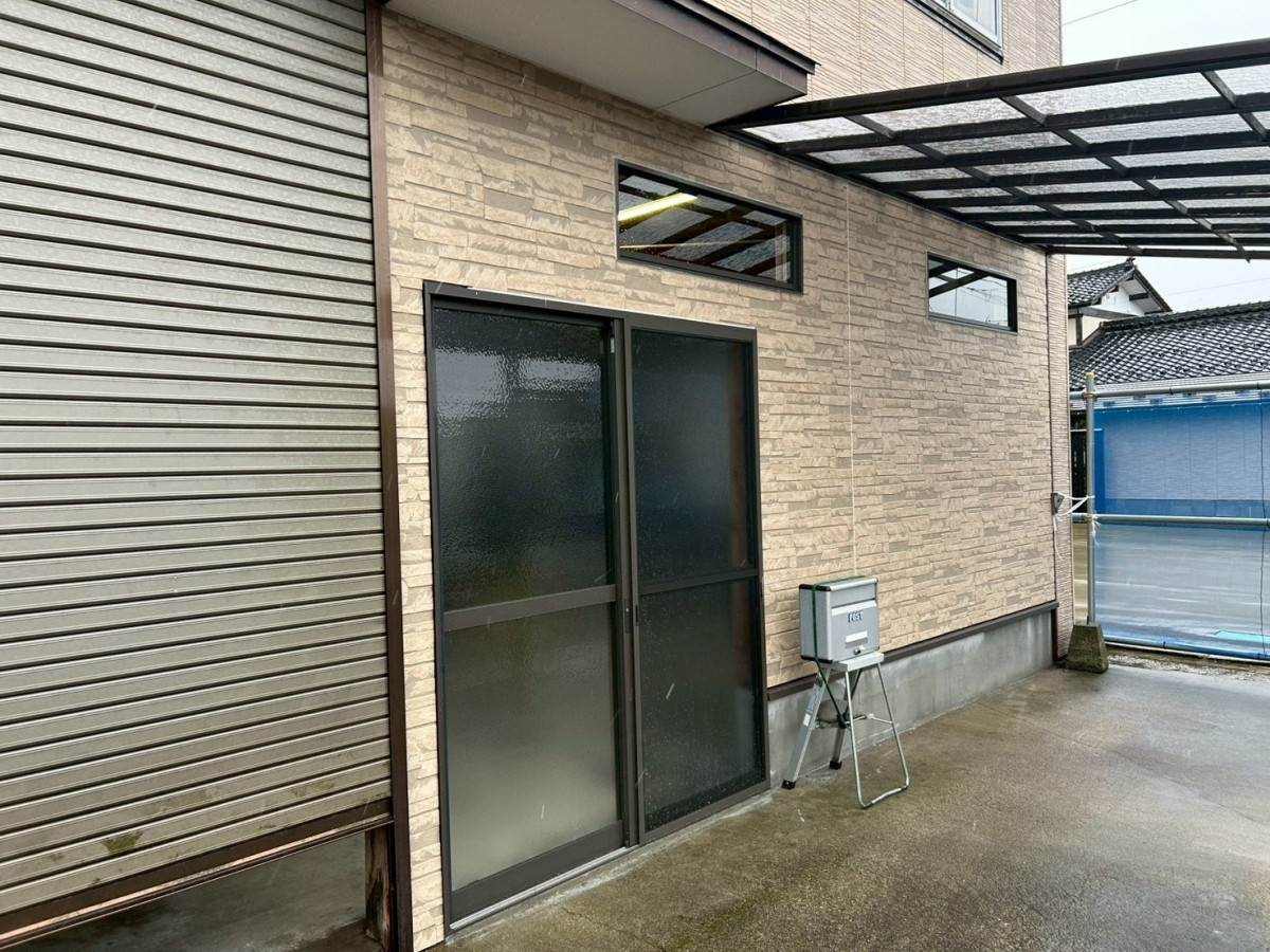 石川住器の✨車庫入口サッシ入替・外壁工事✨の施工後の写真1