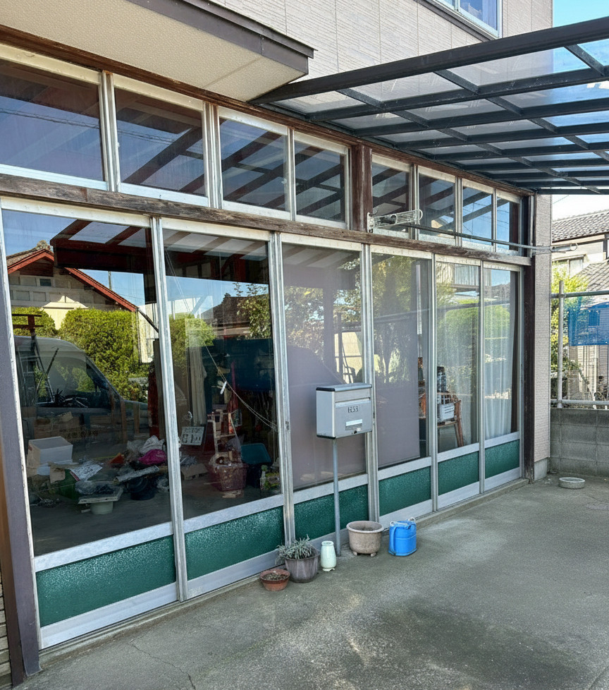 石川住器の✨車庫入口サッシ入替・外壁工事✨の施工前の写真1