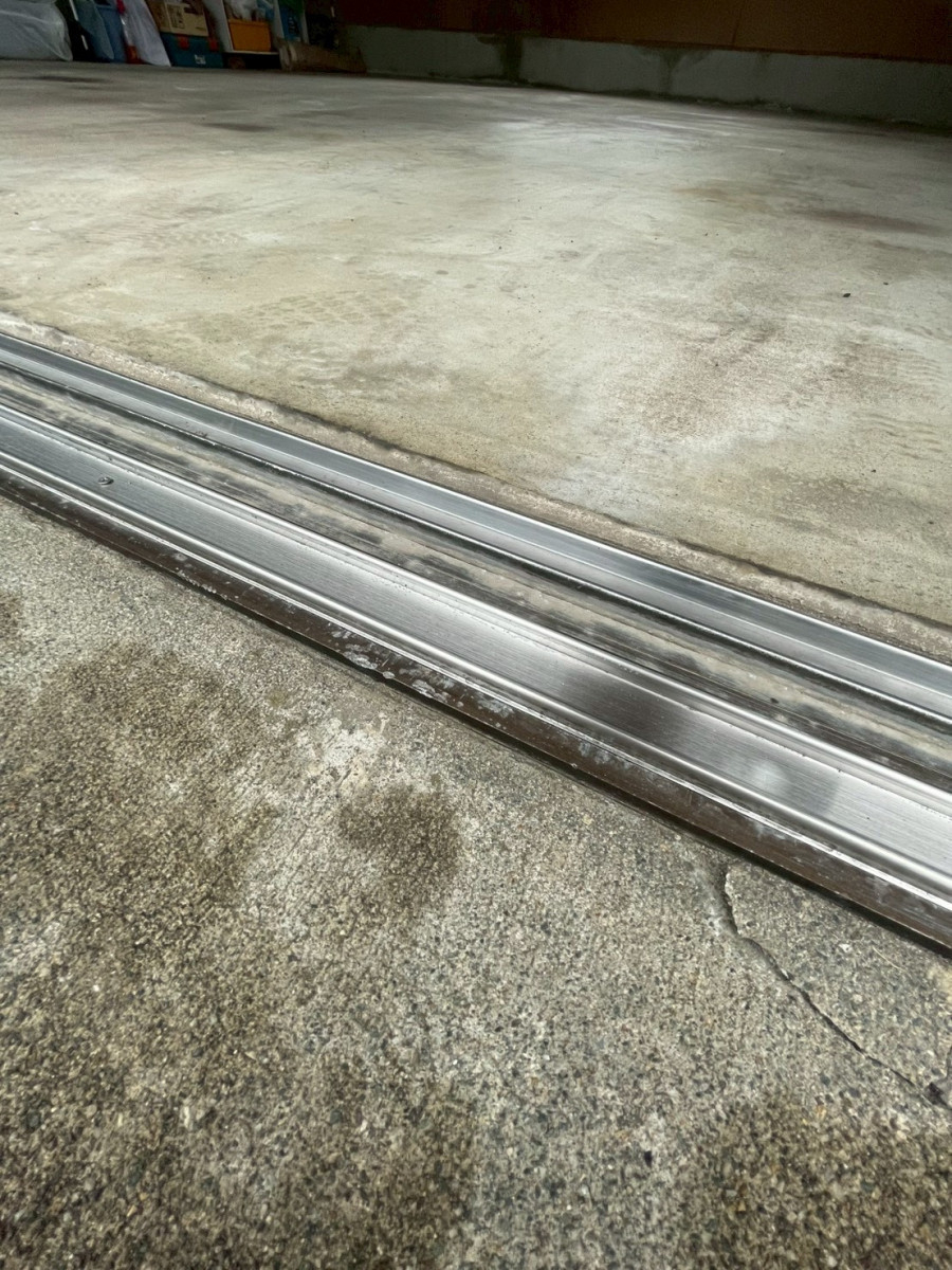 石川住器の✨車庫入口 フロントサッシレール交換✨の施工後の写真1